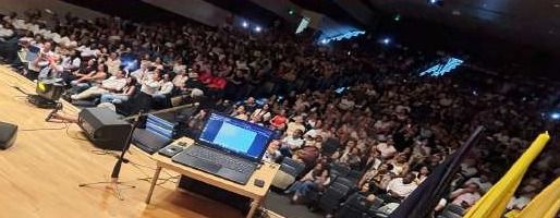 Auditorio dispuesto para una ceremonia de graduación