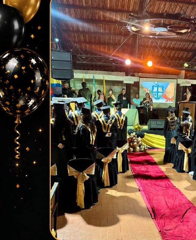 Graduandos en fila durante la marcha de entrada, con alfombra y decoración