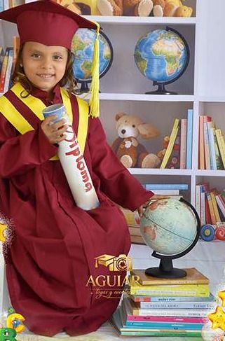 Sesión fotográfica de estudio a una niña con toga y birrete
