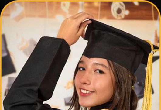 Graduanda ajustando su birrete