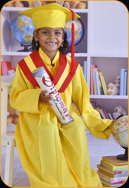 Niña con toga amarilla sosteniendo su diploma