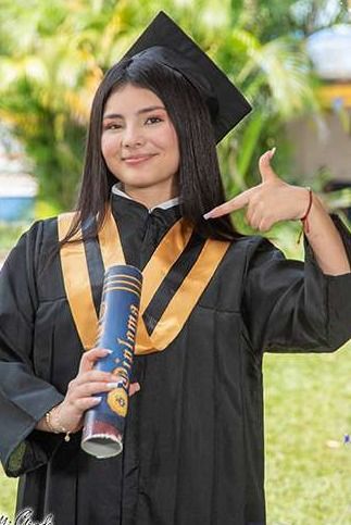 Graduanda con toga y birrete sosteniendo su diploma