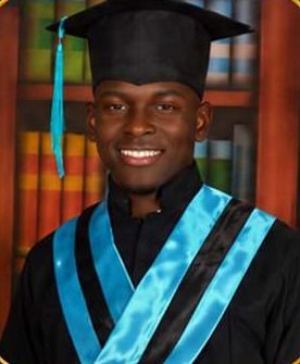 Graduanda con toga negra y muceta roja
