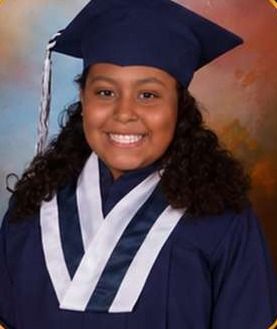 Graduando con toga azul y muceta tricolor