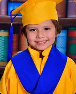 Graduando con toga negra y muceta azul claro
