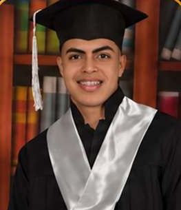 Graduanda con toga azul y muceta blanca